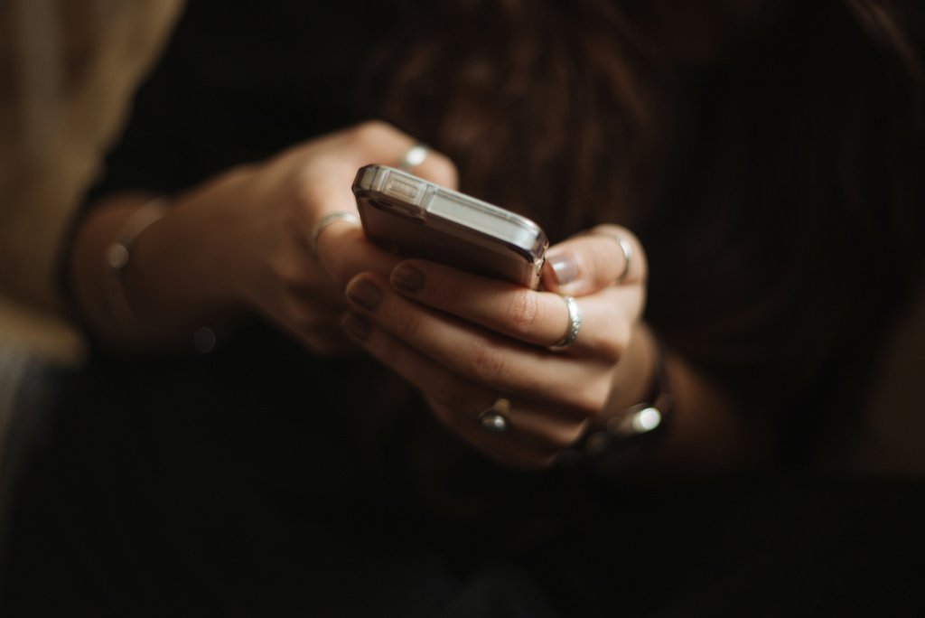Les centres d’'aide aux victimes d’infractions sont là pour toutes les personnes qui ont été touchées physiquement, psychiquement ou sexuellement par un délit - à l'avenir, il sera plus facile de les joindre grâce à un numéro unique valable dans toute la Suisse. (Photo: Priscilla Du Preez / Unsplash)
