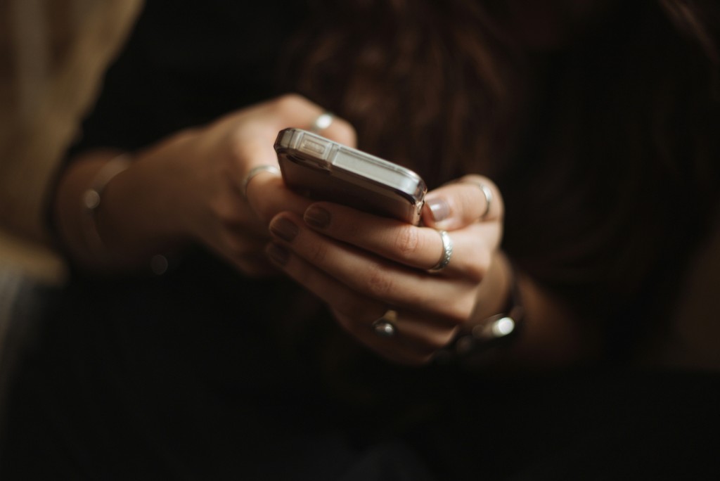 Les centres d’'aide aux victimes d’infractions sont là pour toutes les personnes qui ont été touchées physiquement, psychiquement ou sexuellement par un délit - à l'avenir, il sera plus facile de les joindre grâce à un numéro unique valable dans toute la Suisse. (Photo: Priscilla Du Preez / Unsplash)