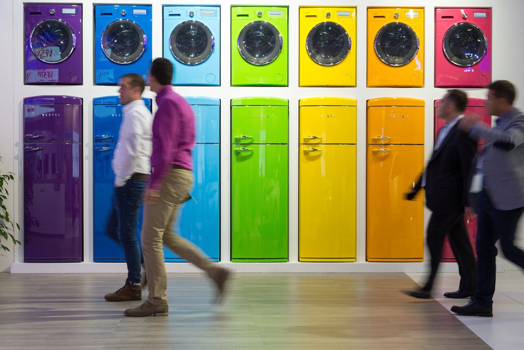 Wie viele Jahre funktionieren die neue Waschmaschine und der neue Kühlschrank? Wie gut lassen sie sich reparieren? Müssten Infos wie diese auf Haushaltsgeräten verpflichtend deklariert werden, stärkt das die Kreislaufwirtschaft. (Foto: Keystone-SDA)