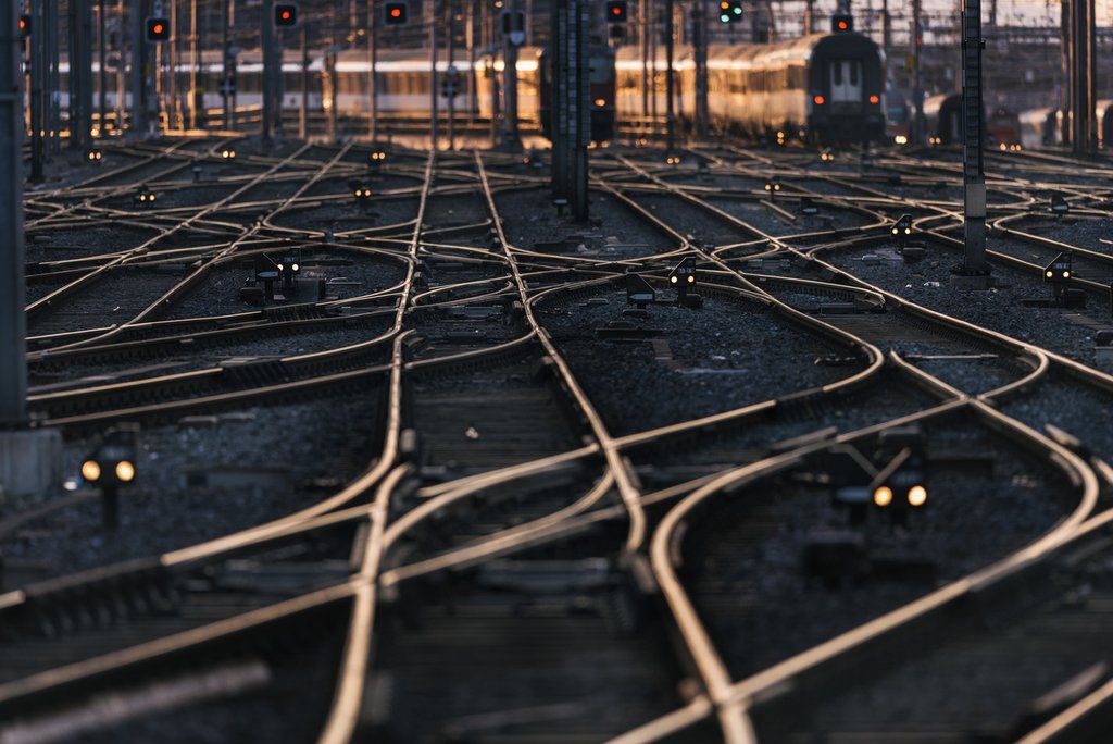 Wer in der Schweiz Personen regelmässig gewerbsmässig befördern oder Bahninfrastruktur be-treiben möchte, braucht eine Konzession des Bundes. (Foto: Keystone-SDA)